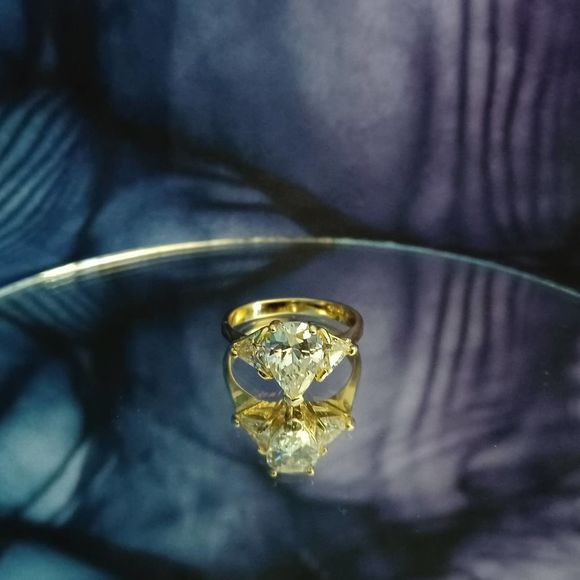 Swarovski Elements - Size 7.5 - 18K gold plated ring as pictured - Picture 1 of 6